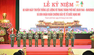 Lực lượng vũ trang TP Huế đón nhận Huân chương Bảo vệ Tổ quốc hạng Nhì