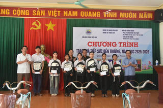 Bộ đội Biên phòng Quảng Trị tiếp sức học sinh nghèo đến trường 