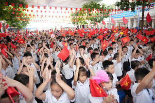 Rộn ràng khai giảng năm học mới tại các trường học ở Hà Nội