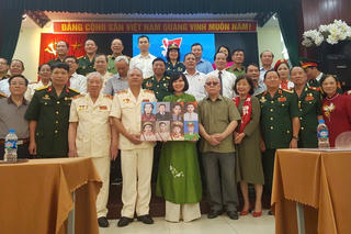 Trao 8 di ảnh màu Anh hùng liệt sĩ của lực lượng Công an nhân dân