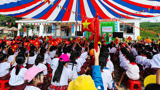 Một trường vùng cao ở Quảng Ngãi phát động nuôi heo đất gây quỹ giúp học sinh nghèo, mồ côi