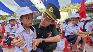 Nghĩa tình quân - dân trong ngày khai giảng ở vùng biên Quảng Trị