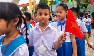 Các tỉnh thành miền Trung rộn ràng khai trường