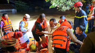 Bơi vào vùng lũ đưa cháu bé gần 2 tháng tuổi sốt cao đến trung tâm y tế