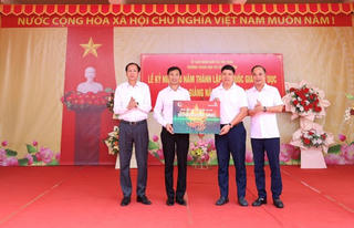 Vietcombank trao 8.000 suất học bổng 'Cùng em tiến bước' cho học sinh nghèo vượt khó 