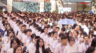 Trường trung học phổ thông Đống Đa rộn ràng cho ngày lễ khai giảng năm học mới 
