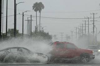 Bộ GD&ĐT yêu cầu sẵn sàng phương án học trực tuyến trong ngày mưa bão