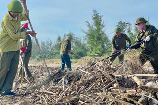 Sau bão, rác “bủa vây” bờ biển ở Hà Tĩnh