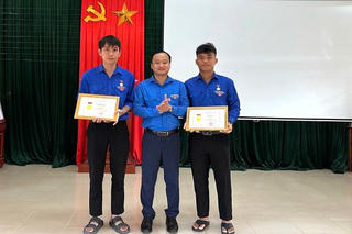 Hai thanh niên Quảng Trị nhận Huy hiệu ‘Tuổi trẻ dũng cảm’ vì cứu người trong đêm