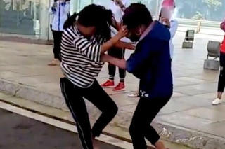 Tạm giữ 2 nữ đối tượng hành hung cô gái trẻ trên đường Hà Nội vì mâu thuẫn tình ái