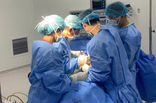 Mổ lấy sỏi mật thành công cho người đàn ông có 'trái tim bên phải'