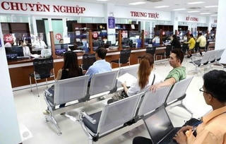 Tinh thần 'vừa chạy, vừa xếp hàng'
