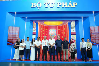 Đoàn Bộ Tư pháp An-giê-ri tham quan Triển lãm Thành tựu đất nước