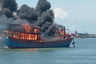 Tàu cá đang neo đậu bất ngờ bốc cháy dữ dội trên sông Nhật Lệ