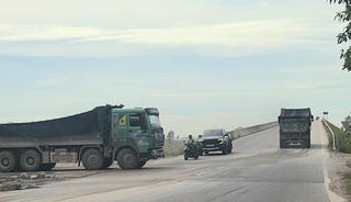 Nghệ An: Khúc cua dưới chân cầu vượt cao tốc tiềm ẩn nhiều mối nguy 