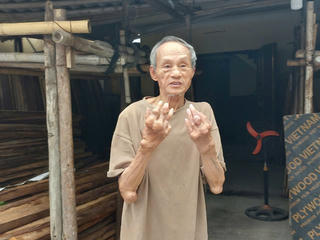 Hưng Yên: Người đàn ông tật nguyền hơn 40 năm gian nan đi làm sổ đỏ