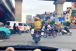 CSGT Hà Nội mở đường, kịp thời đưa người phụ nữ bị co giật đi cấp cứu