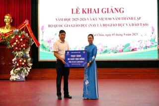 Công ty Điện lực Lai Châu tặng quà trường học nhân dịp khai giảng 