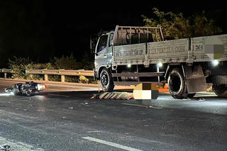 Quảng Trị: Nam thanh niên điều khiển xe máy tử vong do va chạm xe tải đậu bên đường