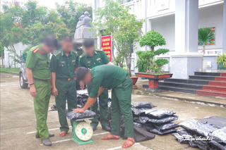 Phát hiện 81kg cần sa trôi dạt trên biển