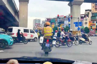 CSGT Hà Nội hỗ trợ mở đường đưa một phụ nữ bị sốc phản vệ đến bệnh viện cấp cứu kịp thời