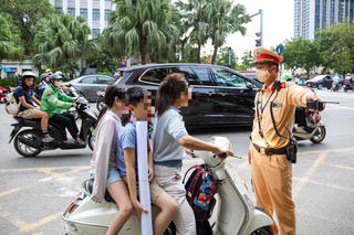 Làm gương cho trẻ
