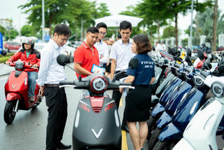 Khi phụ huynh và Gen Z đồng lòng 'lên đời' xe máy điện VinFast