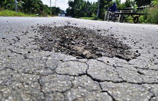 Dự án hơn 1.800 tỷ đồng ở Đà Nẵng mới thảm nhựa đã bong tróc, phải cắt xẻ thảm lại