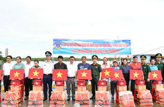 Bộ Tư lệnh Vùng Cảnh sát biển 3 đồng hành cùng ngư dân xã Thạnh An