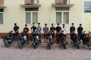 Hai nhóm thanh thiếu niên mang dao kiếm 'hỗn chiến' trong đêm