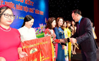 Lần đầu tiên trao Giải thưởng 'Nữ đoàn viên Công đoàn Năng động, Sáng tạo, Trách nhiệm'