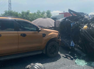 Tai nạn kinh hoàng trên cao tốc Cầu Giẽ - Ninh Bình, 10 người nhập viện