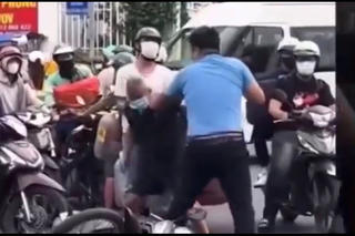 Tạm giữ khẩn cấp tài xế hành hung cụ ông 72 tuổi trên phố ở TP HCM