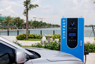 Có gì bên trong trạm sạc V-Green lớn nhất cả nước?