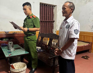 Khởi tố đối tượng 62 tuổi tàng trữ trái phép chất ma túy