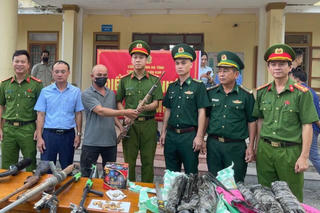 Vận động người dân tự nguyện giao nộp 442 khẩu súng các loại