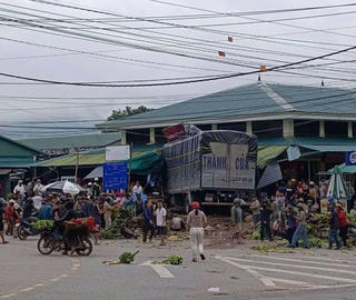 Ô tô tải lao vào chợ chuối ở Quảng Trị, 3 người chết, nhiều người bị thương