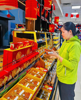Hàng Việt chiếm ưu thế, giỏ bánh Trung thu thêm quà