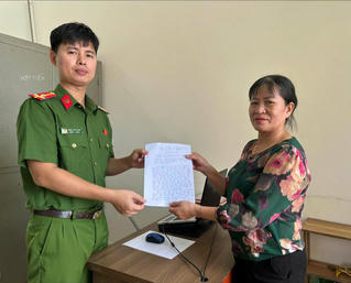 Công an xã Hợp Tiến (TP Hải Phòng) hỗ trợ người dân nhận lại 200 triệu đồng chuyển khoản nhầm