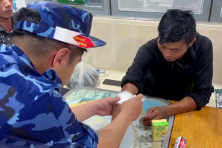 Bộ Tư lệnh Vùng Cảnh sát biển 4 cứu ngư dân gặp nạn trên biển