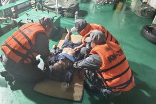 An Giang: Kiểm ngư kịp thời cứu nạn ngư dân bị ngộ độc trên biển