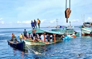 BĐBP Cà Mau cứu hộ, lai dắt nhiều tàu cá gặp nạn trên biển