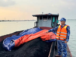 Bộ Tư lệnh Vùng Cảnh sát biển 1 bắt giữ tàu chở hơn 100 tấn than không rõ nguồn gốc