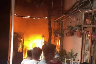 Cháy dữ dội nhà dân nghi do con mâu thuẫn với bố phóng hoả