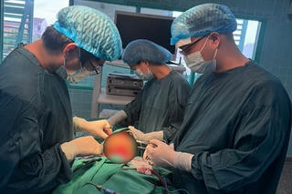 Nam sinh 17 tuổi bị dây điện cứa đứt khí quản được cứu sống ngoạn mục