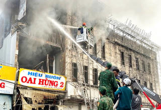 Biên phòng phối hợp cùng nhiều lực lượng tham gia chữa cháy lớn tại Năm Căn (Cà Mau)