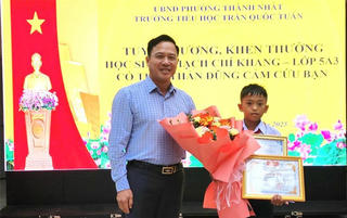 Tuyên dương học sinh lớp 5 dũng cảm cứu bạn trong vụ thảm án ở Đắk Lắk