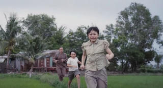 NSƯT Hoài Linh chạy marathon 2km trên... đường ruộng 