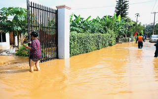 Nước sông Buông lên nhanh, nhiều khu phố ở Đồng Nai ngập nặng