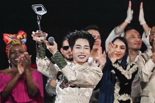 Ca sĩ Việt và ước mơ “ghi danh rạng rỡ trên thị trường âm nhạc toàn cầu”